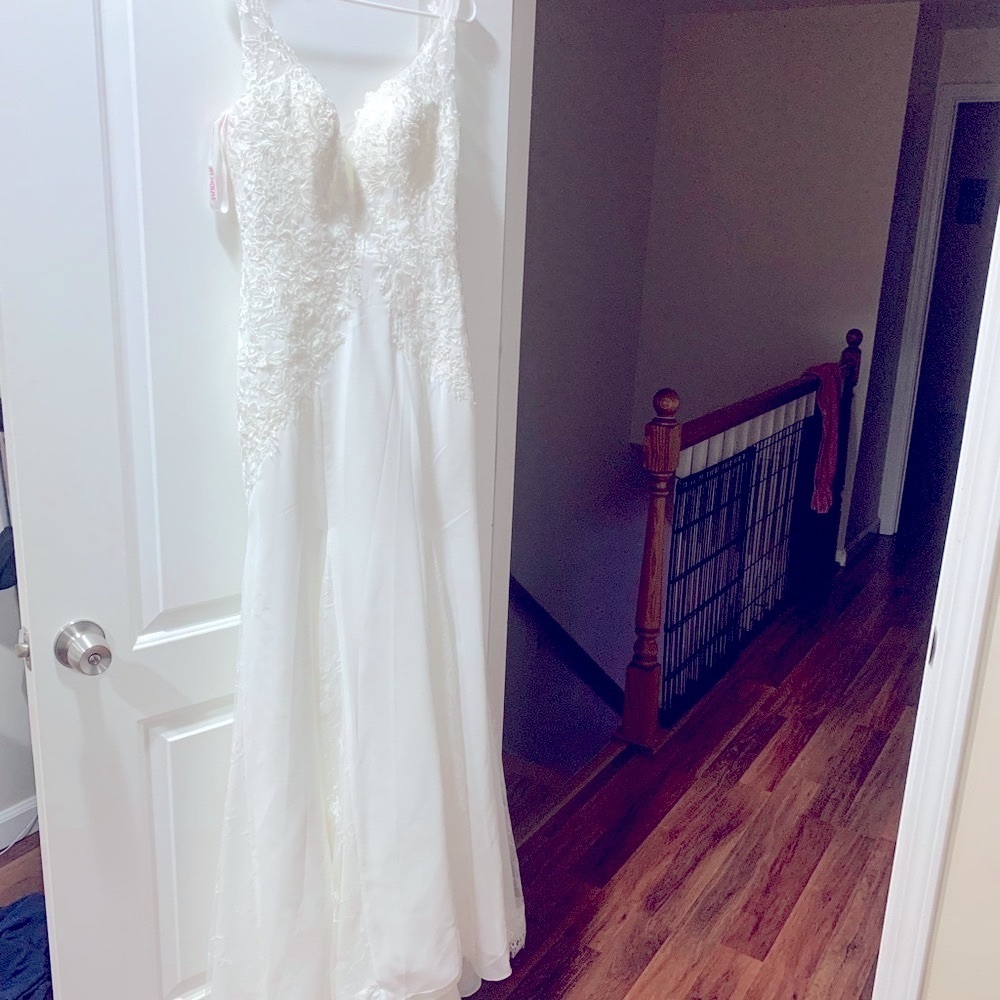 NEW Ivory Wedding Dress, Size 6 NWT